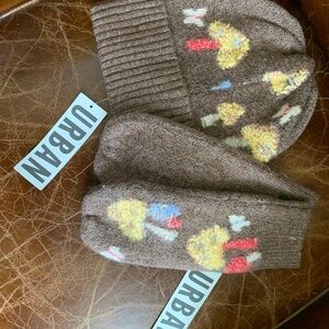 NEW Urban Outfitters Hat & Mitten Set